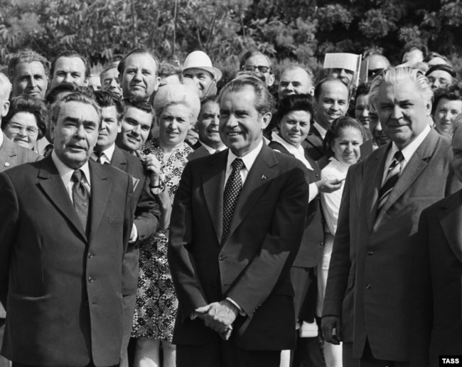 Недолгий период "разрядки международной напряженности" в середине 1970-х ознаменовался более активным общением лидеров СССР и США. 29 июня 1974 года в ходе визита в Советский Союз американский президент Ричард Никсон (в центре) побывал в Крыму