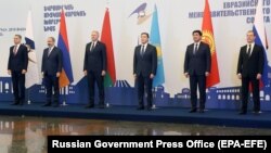 ARMENIA -- Eurasian Economic Commission Chairman Tigran Sarkisian (L) and the prime ministers of Armenia, Russia, Belarus, Kazakhstan and Kyrgyzstan pose for a photograph in Yerevan, April 30, 2019.