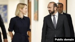 Armenian Foreign Minister Ararat Mirzoyan (right) and EU foreign policy chief Kaja Kallas (file photo)