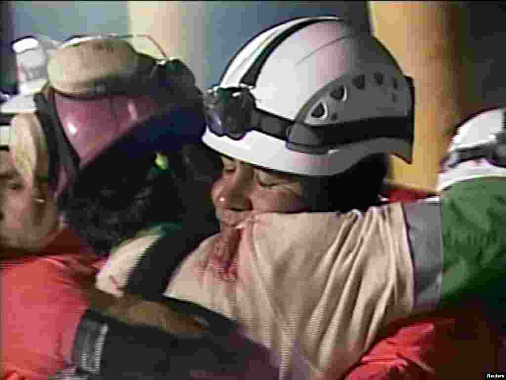 نخستین معدنچی که به سطح زمين رسيد