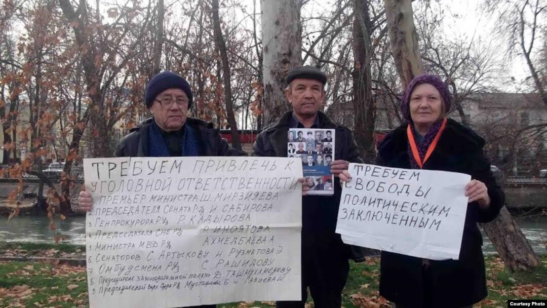 Ҳуқуқ фаоллари Шуҳрат Рустамов (чапда), Алижон Саримсоқов (марказда) ва Елена Урлаева 12 январь куни Олий Мажлис биноси яқинида пикет ўтказишмоқда.