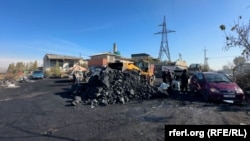 Ош шаарындагы көмүр саткан базалардын бири. Иллюстрациялык сүрөт.