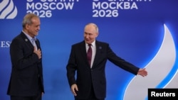 Rusiya prezidenti Vladimir Putin Moskvada Qaz İxrac Edən Ölkələrin Forumunun (GECF) sammitində İran prezidenti Məsud Pezeşkianı salamlayır.