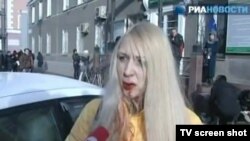 Дочь председателя региональной Избирательной комиссии Анна Шавенкова рассказывает о том, как не справилась с управлением автомобиля. Фото из репортажа агентства "РИА-Новости"