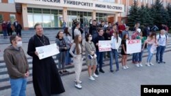 Яўген Малікаў (крайні зьлева) на пратэсьце каля Тэхнічнага ўнівэрсытэту 11 верасьня