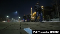 Прохожие на улице в Алматы.