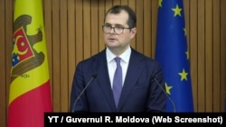 Prim-ministrul Vasile Tofan prezintă, la o conferință de presă, noua lege a salarizării, Chișinău, 19 august