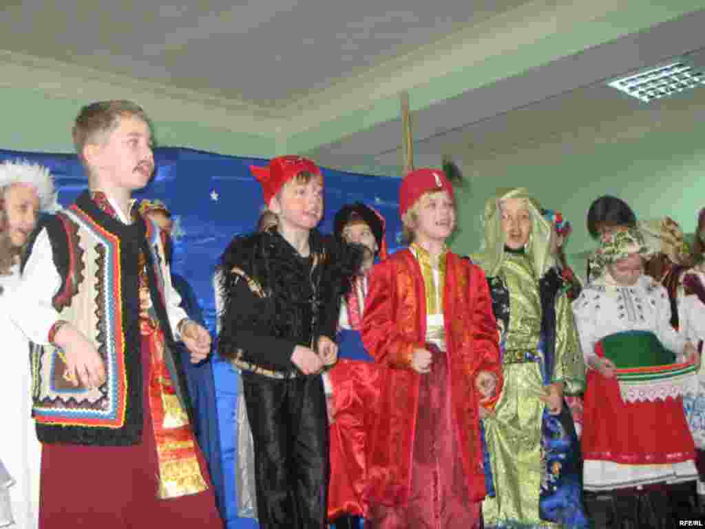 У ролі персонажів святкового дійства - учні 3-б класу - вертеп, школа