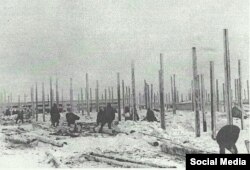 Заключенные Череповецлага на строительстве бараков в 1941 г.