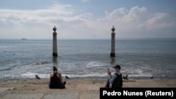 Луѓе во Португалија во ек на пандемија со коронавирус