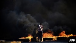 Архівне фото: демонстрант палить шини після демонстрації на підтримку ув’язненим опозиціонерам у Бахрейні, 3 вересня 2012 року