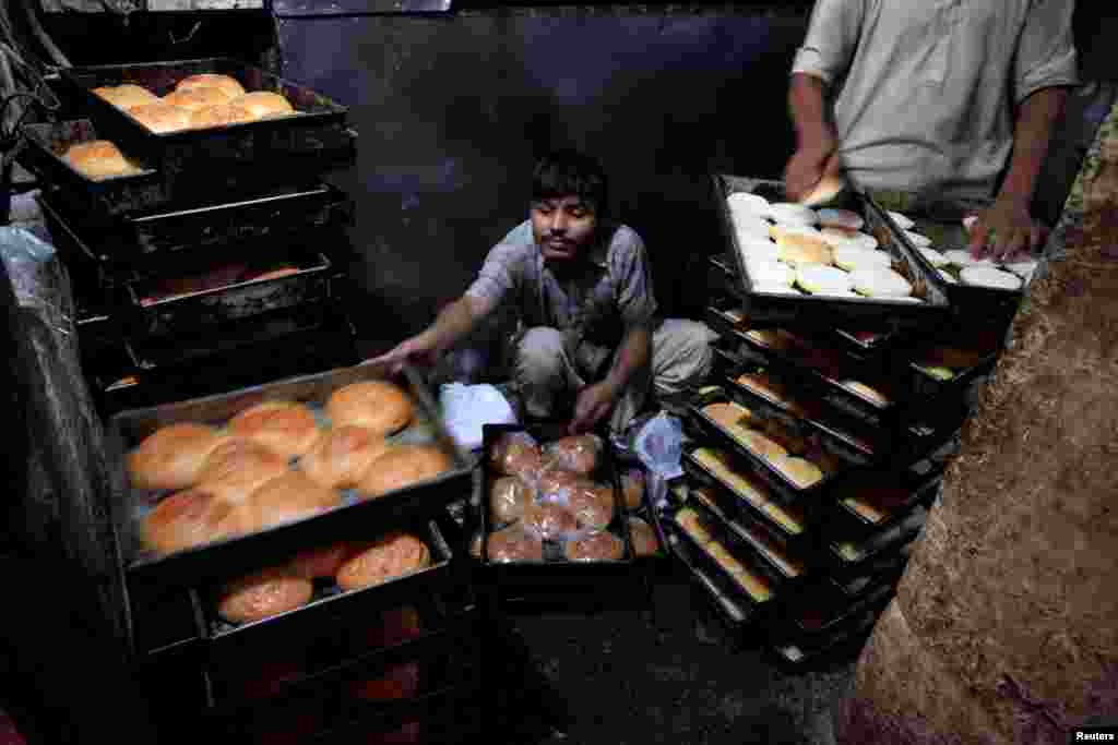 د راولپېنډۍ په یوه بېکرۍ کې کارکوونکي ډبل روټۍ پخوي.&nbsp;