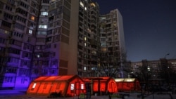 Палатки на държавен център за хуманитарна помощ са поставени до жилищни сгради в Киев, Украйна, на фона на прекъсването на тока заради руски удари. 12 януари 2026 г.