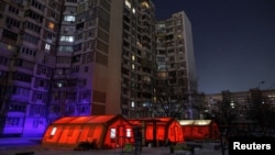 Пункт незламності поруч із житловим будинком у Києві на тлі російських атак на енергетику, 12 січня 2026 року