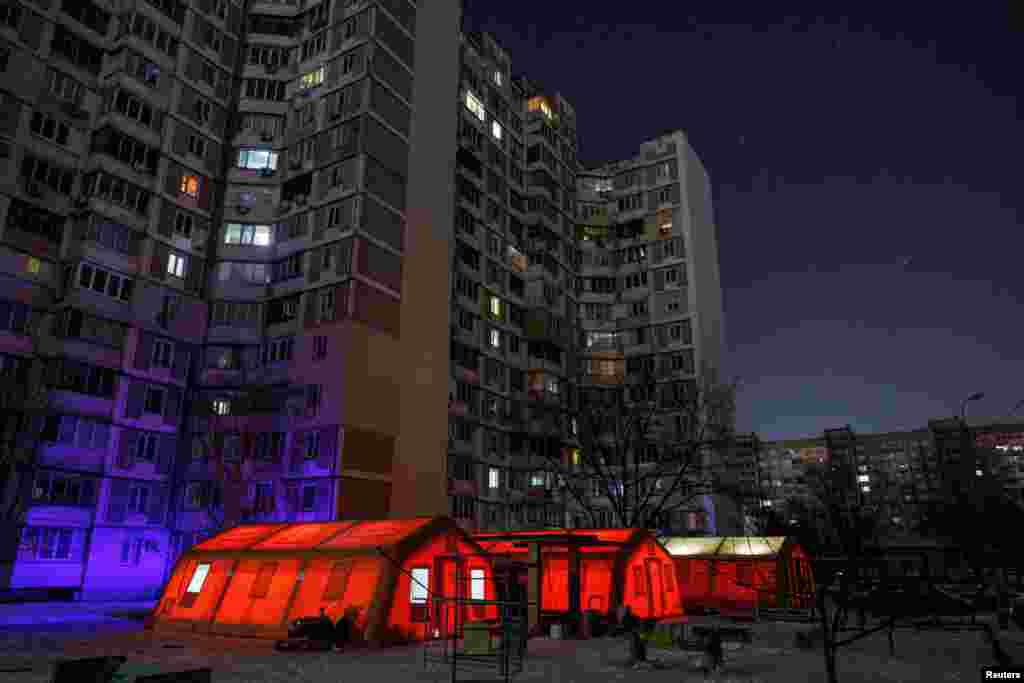 Corturi ale unui punct de ajutor umanitar gestionat de guvern, unde locuitorii se pot încălzi, își pot încărca telefoanele, primi băuturi calde și sprijin psihologic, într-o fotografie din 12 ianuarie.