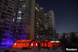 Пункты обогрева около оставшейс без электричества многоэтажки в Киеве