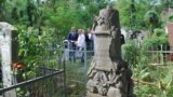 O veche piatră tombală ce urmează să fie restaurată anul acesta în Cimitirul catolic din Chișinău