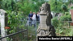 O veche piatră tombală ce urmează să fie restaurată anul acesta în Cimitirul catolic din Chișinău