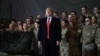Američki predsjednik Donald Trump obraća se vojnicima tokom iznenadne posjete za Dan zahvalnosti bazi Bagram 2019. godine.