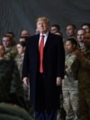 Доналд Трамп бо сарбозони амрикоӣ дар Багром. Акс аз бойгонӣ.