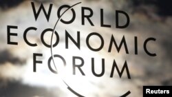 Логотип Всемирного экономического форума на окне конгресс-центра в Давосе.