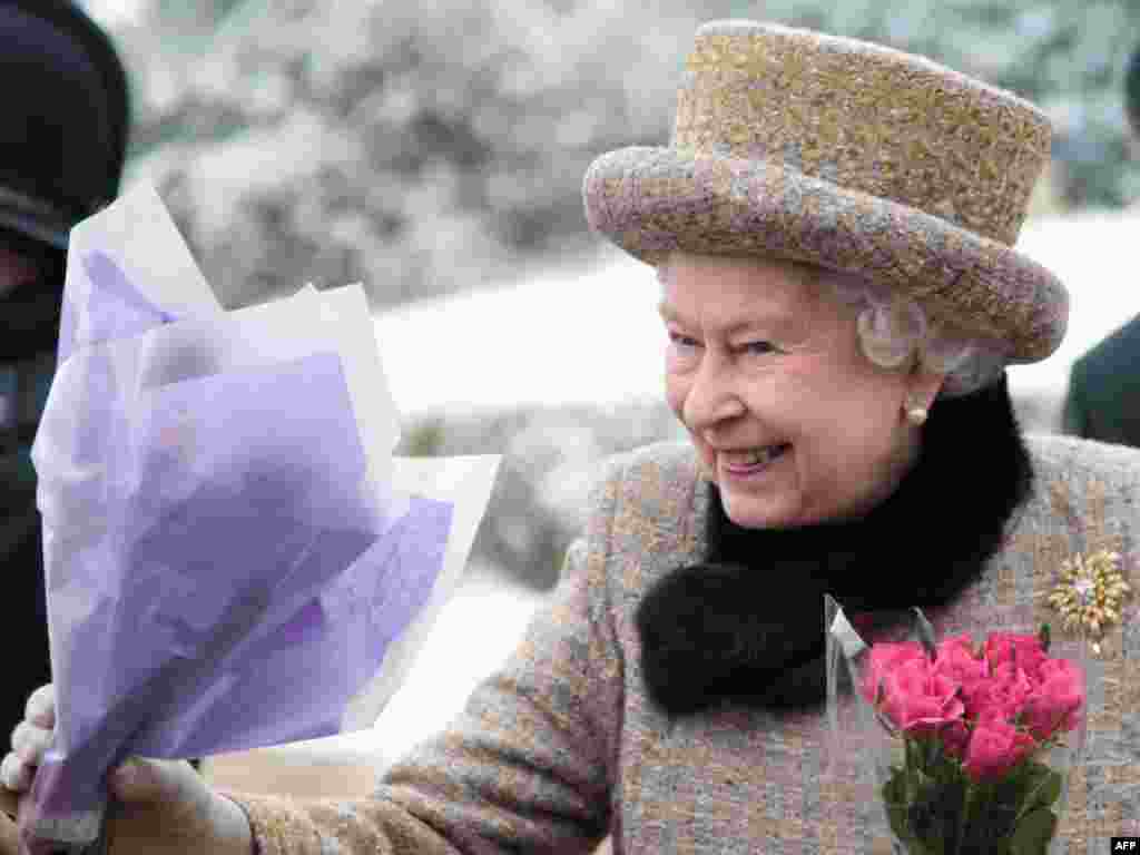 Королеве преподносят цветы после воскресной службы. 5 февраля 2012 года.