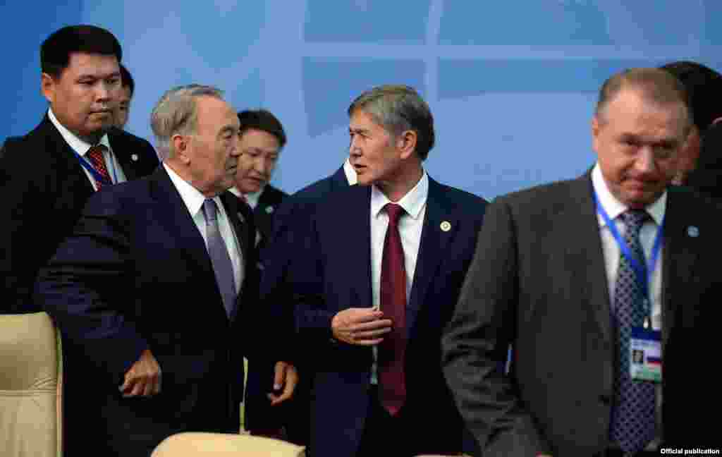Нурсултан Назарбаев и Алмазбек Атамбаев на саммите Шанхайской организации сотрудничества (ШОС). Бишкек, 13 сентября 2013 года.