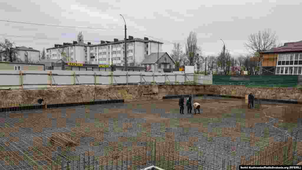 Рятувальники продовжують розбирати завали знищених будинків, квітень 2022 року / Праворуч – фото від квітня 2025 року. На місці знищеного будинку будівельники готують фундамент майбутнього будинку, активна фаза відновлення Бородянки розпочалася з другої половини 2024 року