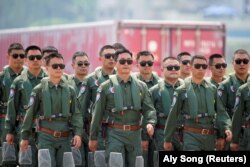 Пілоти групи «Червоний сокіл» військово-повітряних сил Народно-визвольної армії Китаю (НВАК) на Китайському міжнародному авіаційно-космічному салоні Airshow China в Чжухаї, провінція Гуандун, Китай, 28 вересня 2021 року