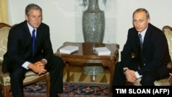 Джордж Буш-младший и Владимир Путин, фото 2001 года