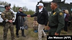 Președintele american Donald Trump, într-o vizită, în luna ianuarie, în Texas, salutând polițiști de frontieră