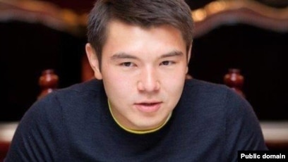 Құрбысы әйелін аузына сипатады