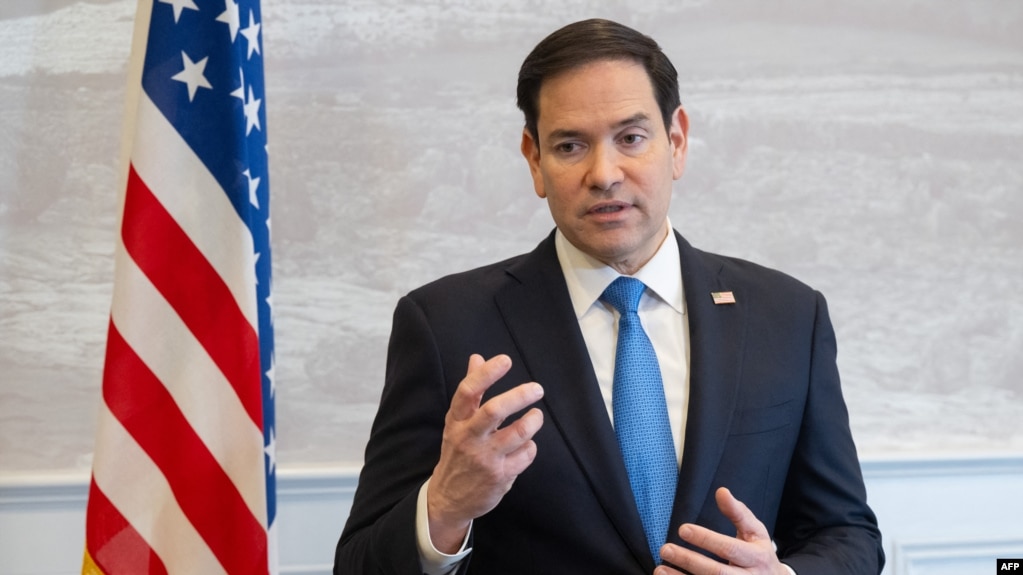 El secretario de Estado de Estados Unidos, Marco Rubio, habla con los medios en el aeropuerto de Shannon, Irlanda, el 12 de marzo de 2025.