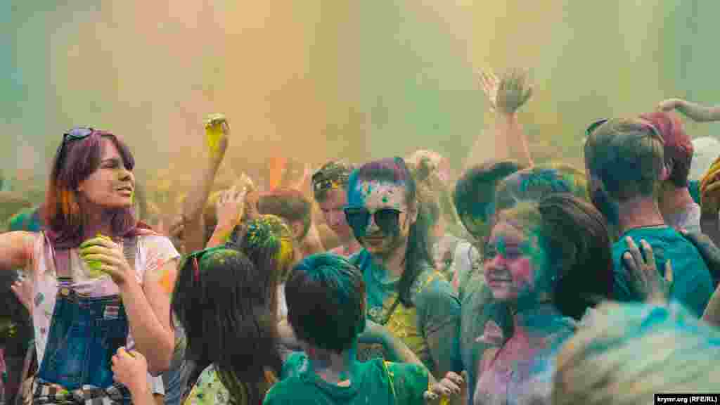 Aqmescitte Holi boyalar festivali