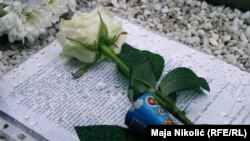 Prilikom granatiranja Tuzlanske kapije 1995. godine sa položaja Vojske Republike Srpske poginula je 71 osoba 