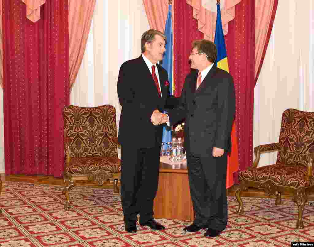 ...între vecini reali