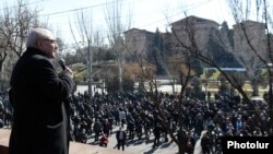 Armenia - Opposition leader Vazgen Manukian addresses supporters blocking a street adjacent to the Armenian parliament building in Yerevan, February 26, 2021.