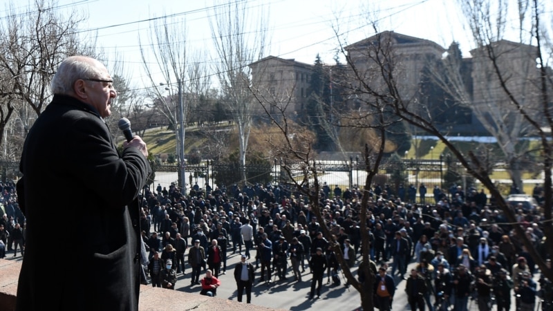 Mii de protestatari au mărșăluit prin Erevan cerând demisia prim-ministrului Pașinian
