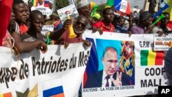 Демонстрация сторонников сближения с Россией и разрыва с Францией в столице Бамако в день независимости Мали. На плакатах написано «Путин – это дорога в будущее», 22 сентября 2020 года