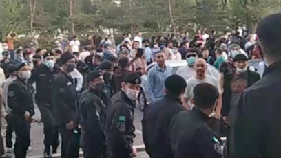 Үлкен әтешке ілінді Жас эротикалық бейнелер