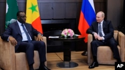 Putin ukrain gallasynyň eksporty baradaky teswirleri Senegalyň prezidenti Makki Sall (çepde) bilen duşuşyp, ýokarlanýan azyk bahalaryny maslahat edenden soň aýtdy.