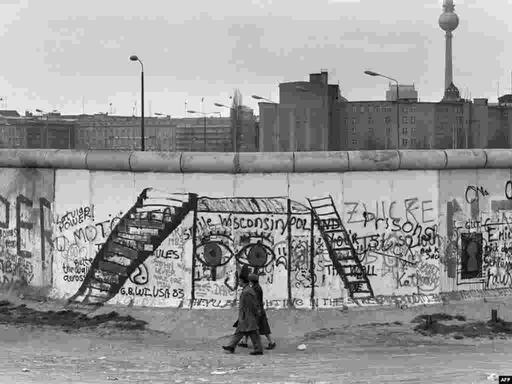 Западная сторона стены стала своего рода картинной галереей &ndash; свои граффити и рисунки на ней оставляли художники и туристы со всего мира. Тщательно охраняемая восточная сторона оставалась чистой. (Фото сделано 29 апреля 1984 года)&nbsp;&nbsp;
