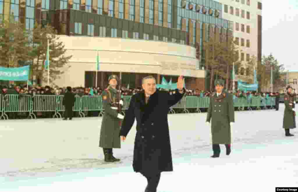 В 1999 году инаугурация президента проходила 20 января в Конгресс-холле Астаны. Назарбаев прошел пешком из служебного кабинета в старой резиденции до здания Конгресс-холла. На выборах 1999 года он, по данным ЦИК, набрал 80 процентов голосов.