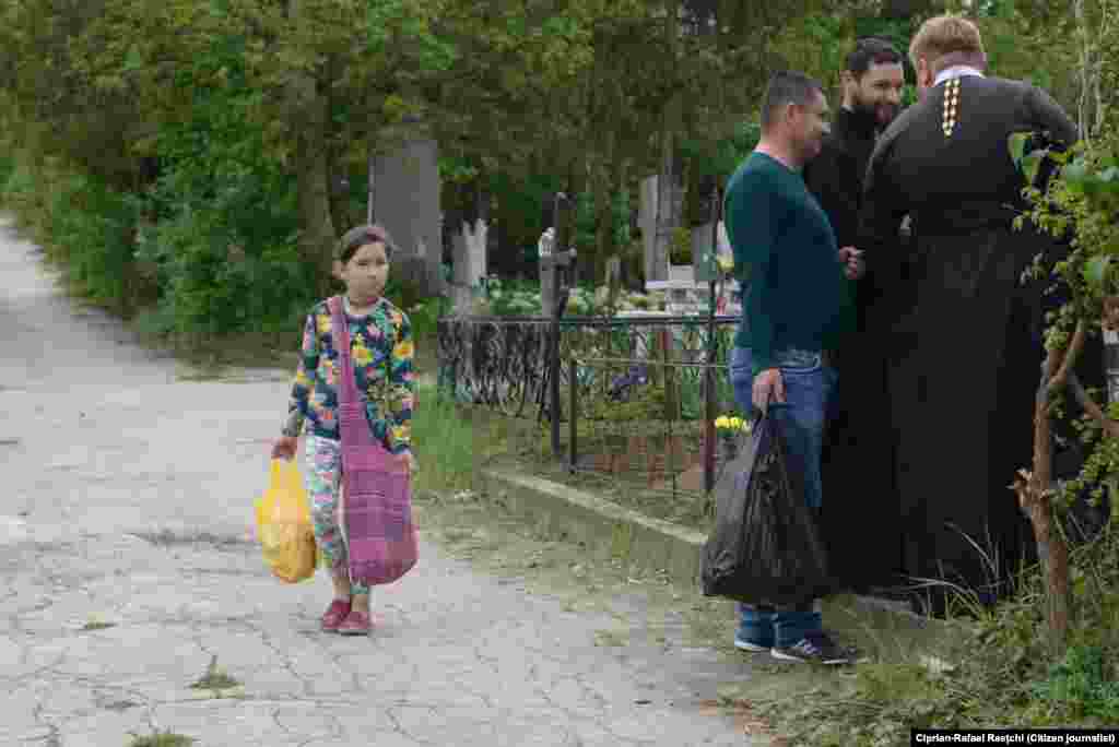 10. Puteai găsi și mulți tineri și copii minori, cerșind în cimitir (Foto: Ciprian-Rafael Raețchi)