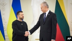 Volodimir Zelenski (s)s-a întâlnit cu omologul său lituanian Gitanas Nauseda (d) pentru a discuta despre ajutorul militar acordat Ucrainei, antrenarea trupelor și eforturile comune de deminare.