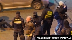 პოლიცია დემონსტრანტებს აკავებს. 2 თებერვალი