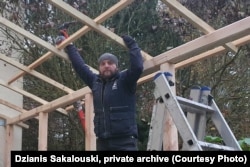 Дзяніс Сакалоўскі падчас падпрацоўкі. Фота з прыватнага архіву