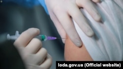 Загалом планують вакцинувати близько 800 тисяч осіб, заявив міністр внутрішніх справ Арсен Аваков