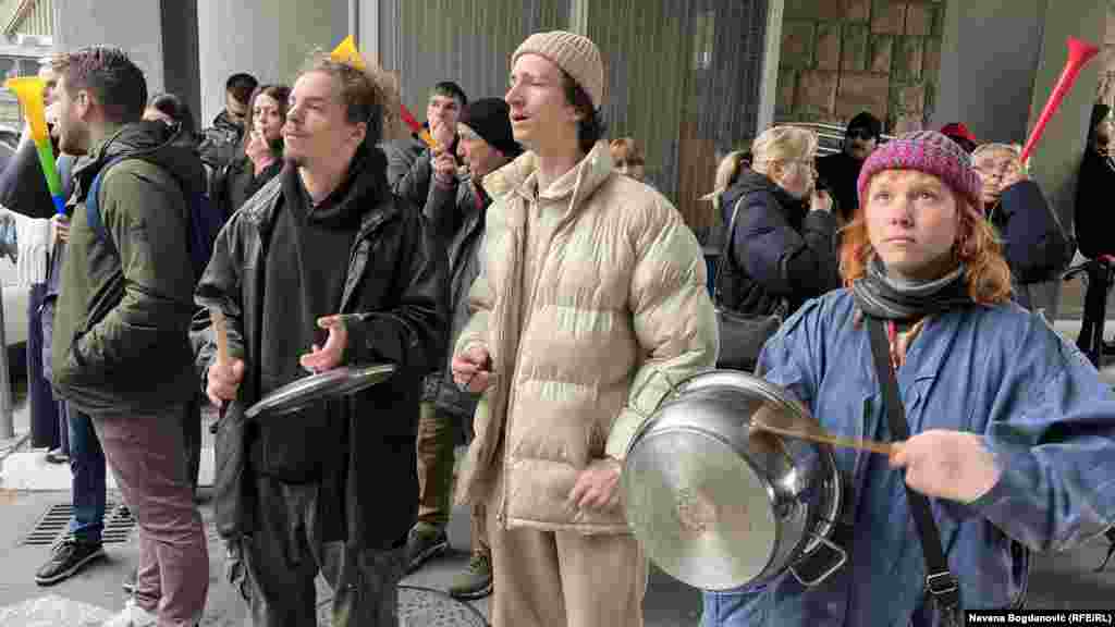 Demonstranti lupaju u šerpe ispred Skupštine Novog Sada, 3. decembar 2024.