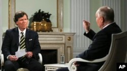 Такер Карлсон и Владимир Путин во время интервью 6 февраля 2024 года в Кремле в Москве, Россия